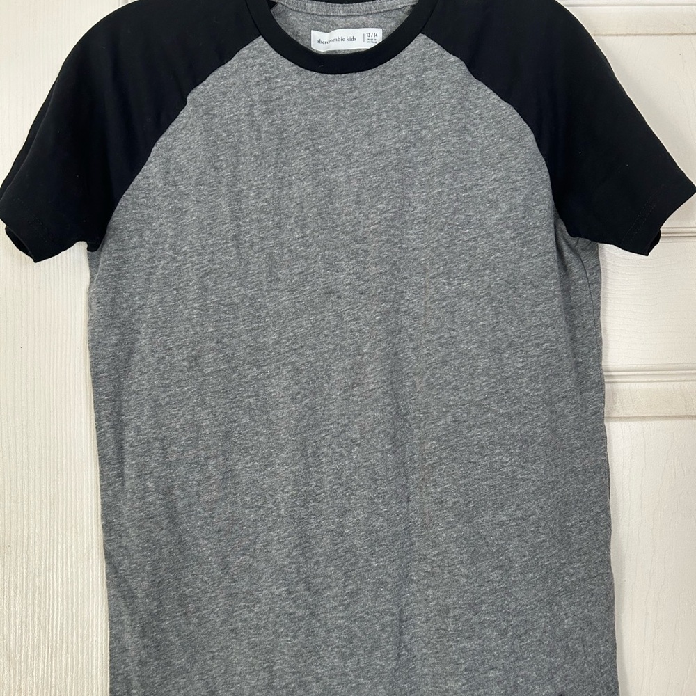 Abercrombie Kids Black and Gray Short Sleeve Tee